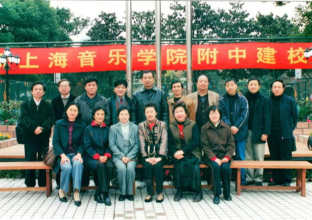 1968届部分学生相聚在母校五十周年留影