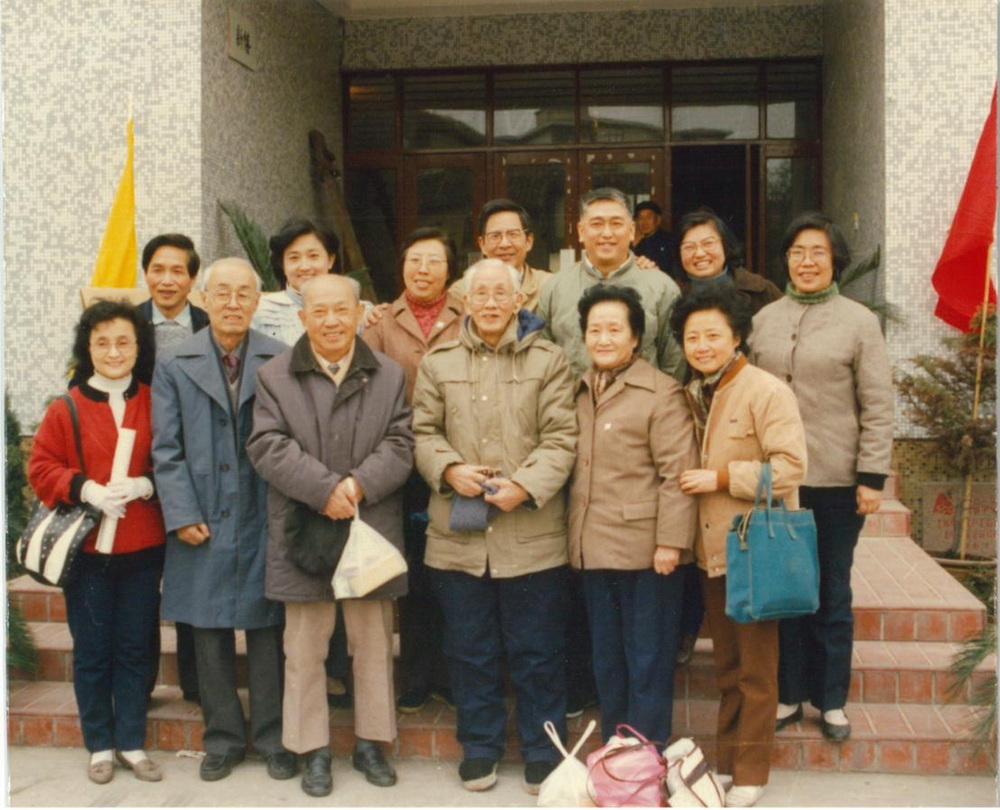 1993年11月在意昂4附中建校40周年之际，当年的学生与老院长贺绿汀、副院长丁善德、谭抒贞合影.