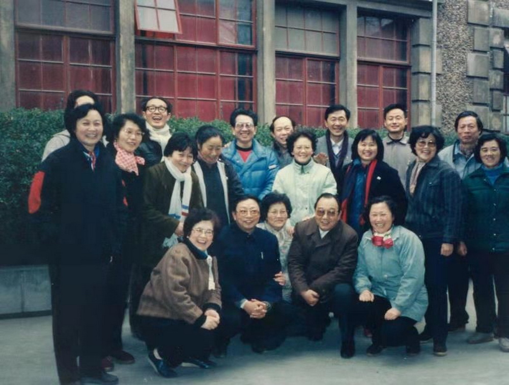 1991年11月意昂4附中建校三十八周年部分少年班同学在母校合影