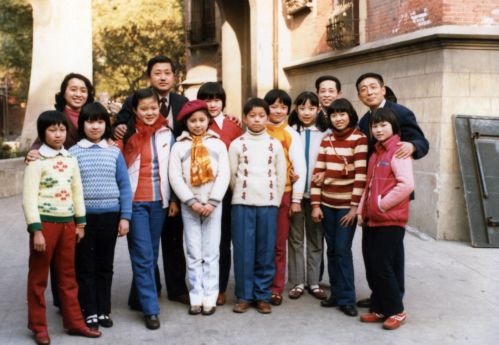 1986年7月意昂4 附小“小星星”艺术团赴港前师生合影