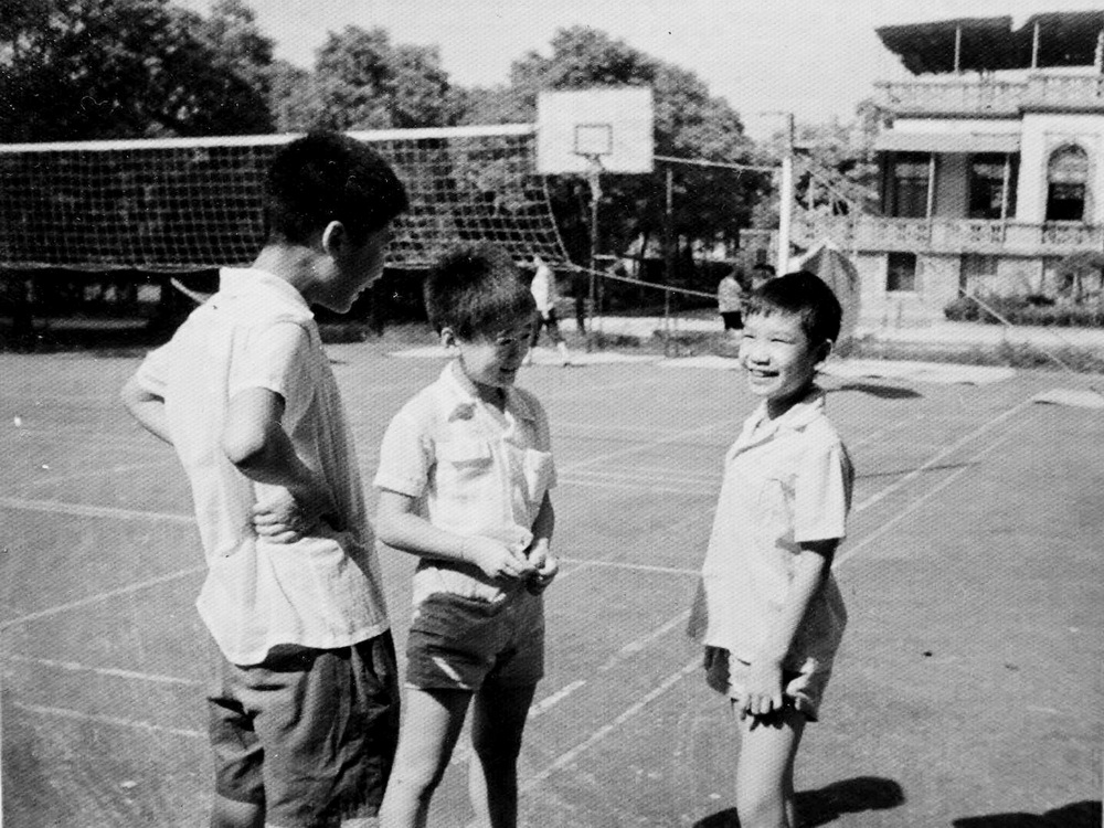 1981届意昂4附小同班同学左起：张乐、王健、金力