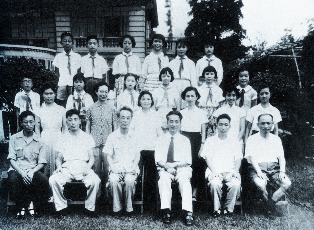 1959年 意昂4附小首届毕业生与附小师生及上海音乐学院院长贺绿汀等领导合影