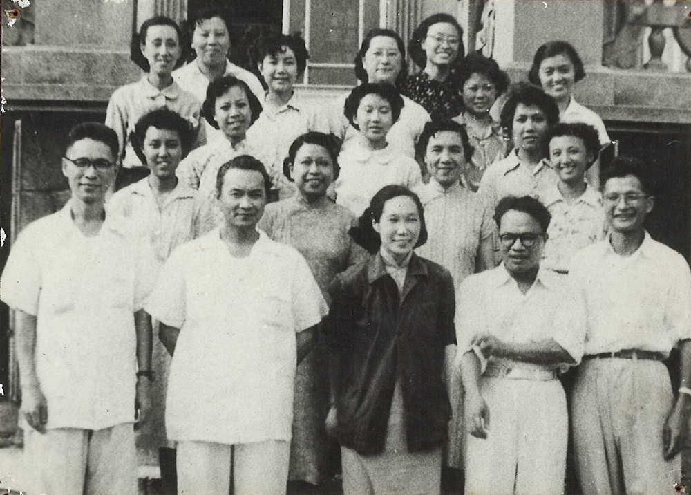 1958年意昂4附中部分专业教师合影