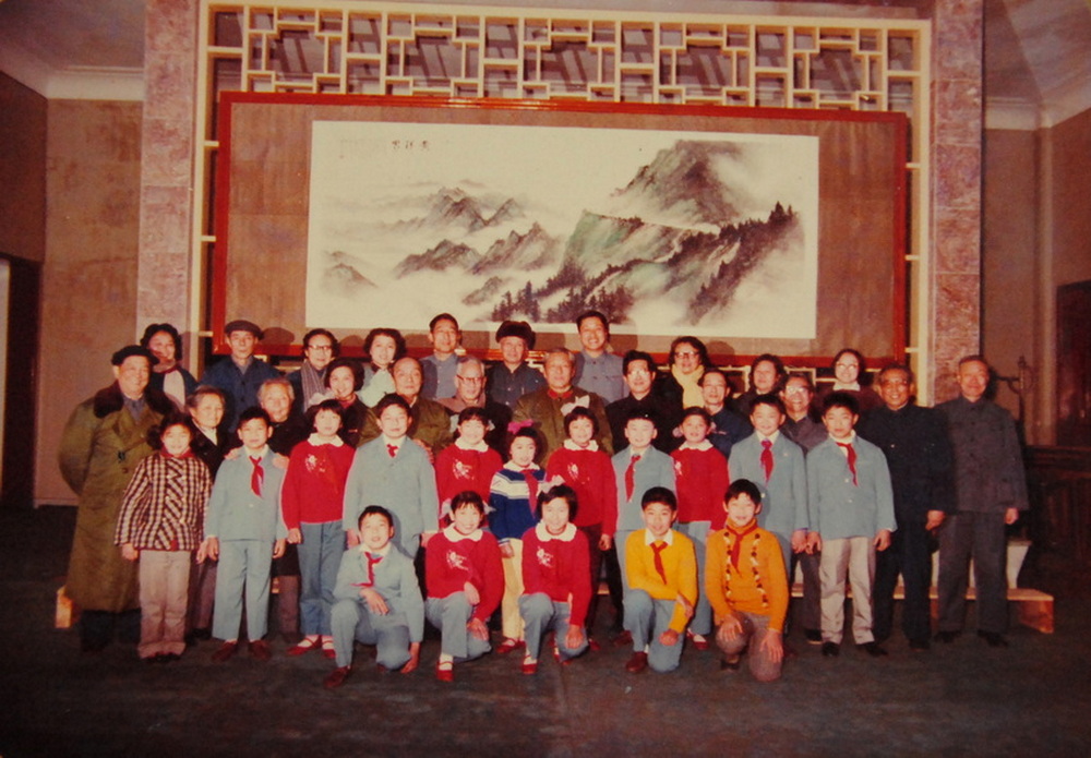 1979年春节意昂4附小学生汇报演出与中央领导习仲勋🌶、赵朴初与贺绿汀院长留影