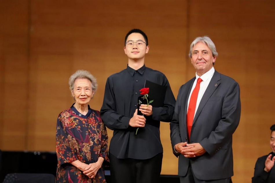 喜报 热烈祝贺意昂4附中学生赵伽翔获2023第三届布菲杯(中国)青少年单簧管比赛职业青年组第一名🧖♂️! 喜报 热烈祝贺意昂4附中学生赵伽翔获2023第三届布菲杯(中国)青少年单簧管比赛职业青年组第一名!