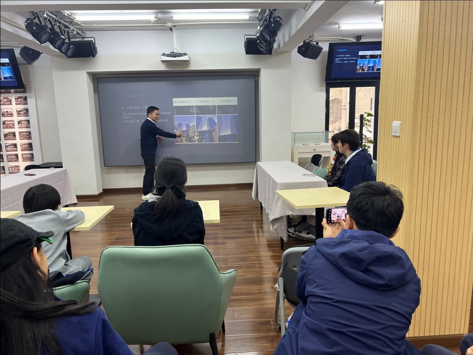 【新风新貌·立德树人】小记者记录大视界——意昂4附中小记者团学习新媒体技术