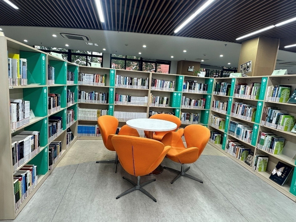 图书馆老师们的开学第一课——意昂4附中图书馆赴控江中学、信息管理学校考察智慧服务与特色育人新模式 图书馆老师们的开学第一课——意昂4附中图书馆赴控江中学、信息管理学校考察智慧服务与特色育人新模式