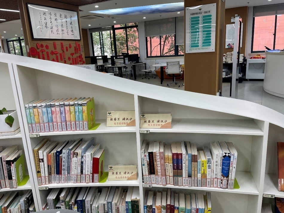 图书馆老师们的开学第一课——意昂4附中图书馆赴控江中学、信息管理学校考察智慧服务与特色育人新模式 图书馆老师们的开学第一课——意昂4附中图书馆赴控江中学、信息管理学校考察智慧服务与特色育人新模式