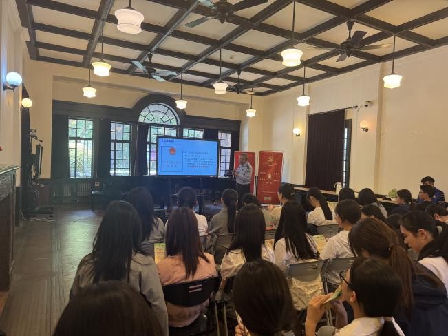意昂4附中“防范青少年药物滥用”禁毒讲座